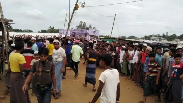 সকাল থেকে জড়ো হতে শুরু করে রোহিঙ্গারা।