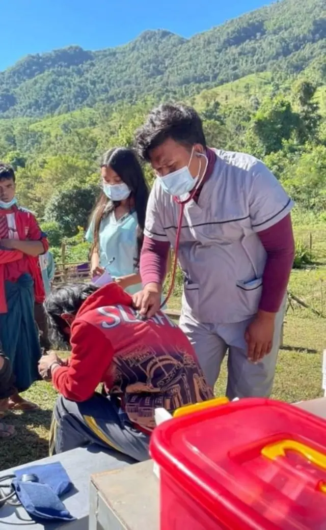 ဆေးကုပေးနေတဲ့ လူငယ်တွေ