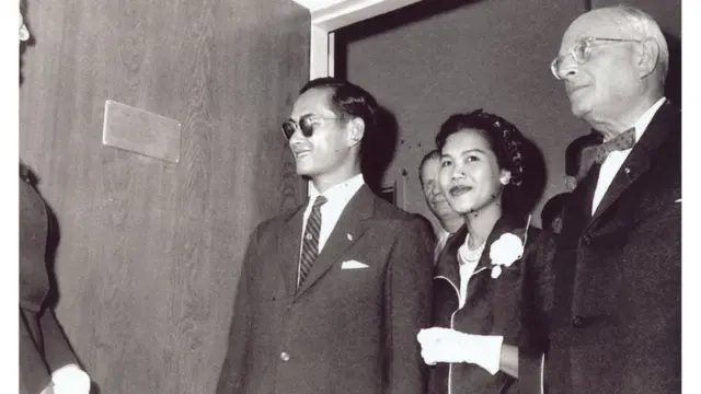 ในหลวง ร.9 และสมเด็จนางเจ้าสิริกิติ์ พระบรมราชินีนาถ ทรงทอดพระเนตรแผ่นป้ายทองเหลืองปิดที่ประตูห้อง