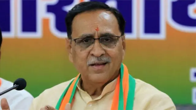 ગુજરાત રાજ્યના મુખ્ય મંત્રી વિજય રૂપાણીએ દાવો કર્યો છે કે ગુજરાતમાં દારૂબંધી છે એટલે રાજ્યમાં મહિલાઓ સુરક્ષિત છે.