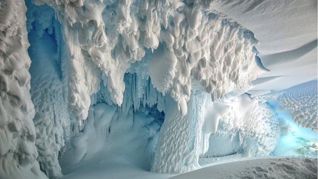 南极冰川溶洞