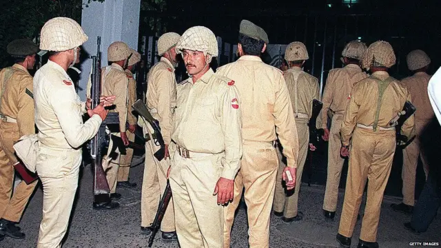 ਪੀਟੀਵੀ ਦੇ ਬਾਹਰ ਸੈਨਿਕ