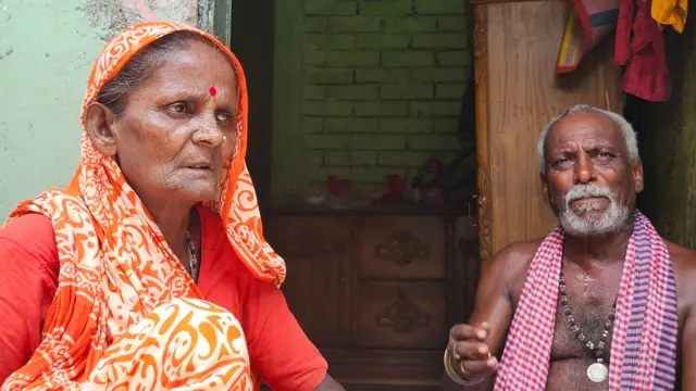 ঘরের দরজায় বসে আছেন হরিজন দম্পতি