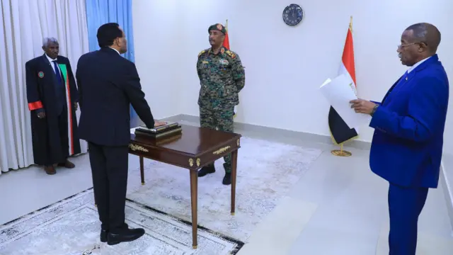 رئيس الوزراء السوداني يؤدي اليمين الدستورية