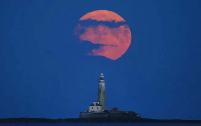 مشاهده ابرماه بر فراز خلیج ویتلی در بریتانیا