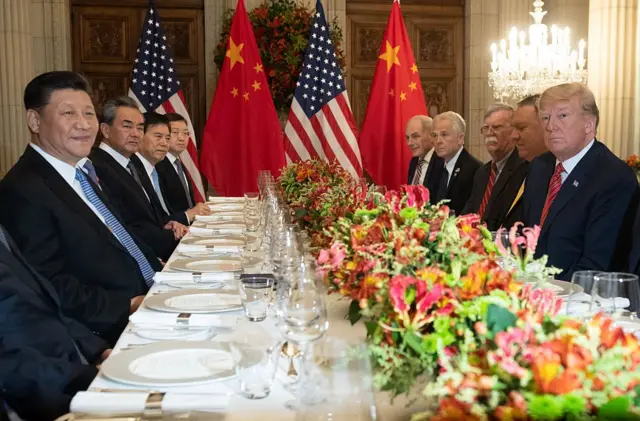 中美两国领导人，分边而坐，准备用餐