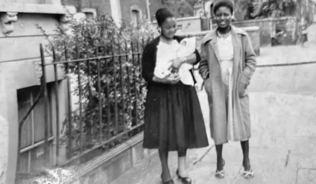 ኣብዛ ጻዕዳን ጸሊምን ስእሊ ከም ንዕዞቦ ዘለና ዳሜ ኢጀዮማ ህጻን ከላ፡ ኣደኣ ድማ ኣብ ጐድና ፍሽኽ ኢለን፡ ክልተአን ክሳብ ብርከን ዝበጽሕ ነዊሕ ካቦትን ሓደ ቍመት ዘለዎ ክዳንን ተኸዲነን ኣብ ጐደና ኣለዋ።