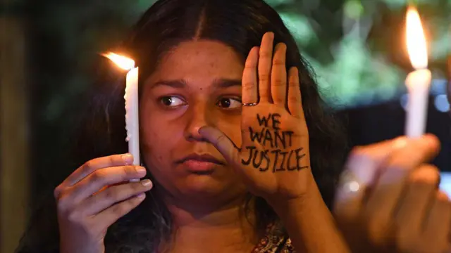 विरोध प्रदर्शन में एक महिला