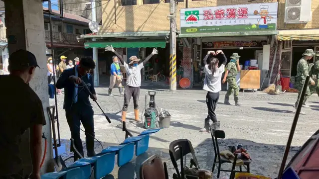 “铲子超人”在帮忙清理李浩铭的家