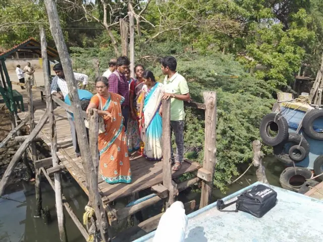 హోప్ ఐలాండ్ పోలింగ్ కేంద్రానికి బోటులో వెళ్తున్న సిబ్బంది