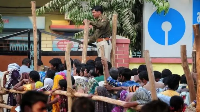 बैंक के बाहर लंबी कतार