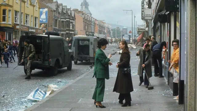 دورية للجيش البريطاني تصل بُعيد انفجار قنبلة في بلفاست في عام 1972