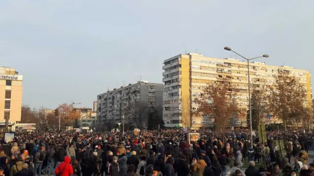 Demonstranti koji su učestvovali u blokadi Mosta slobode u Novom Sadu krenuli su u protestnu šetnju koja se završila kod Varadinskog mosta. Demonstrante su tokom šetnje dva puta napale grupe mladića, od po 20 i 40 u grupi, koje su izazvale masovnu tuču u kojoj je učestvovalo stotinak osoba.