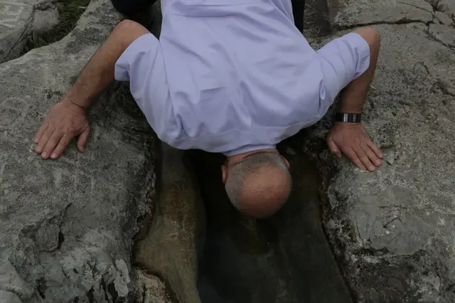 Meštani kažu da je jedini „ispravan“ način da se pije voza sa ovog izvora da se ona pije direktno iz pukotine u steni.