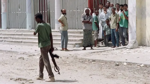 Bishii November ee sanadkii 1991-kii waxaa wadooyinka Muqdisho ku dagaallmayay ciidamo kala taageersan Cali Mahdi iyo Caydiid