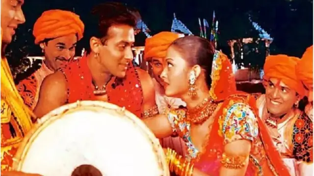 રંગીન પરંપરાગત કપડાં, પ્રેમનો સંદેશ, ગરબાની થાપ સાથેના ફિલ્મ હમ દિલ દે ચૂકે સનમ (1999)નું આ ગીત પ્રેમ, શરારત, ખુશીઓના રંગવાળું એક સામૂહિક ગીત છે