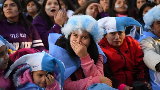 Fanáticos de argentina ven el partido.