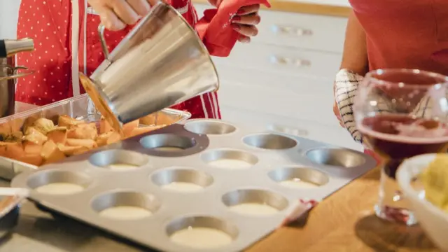 Изготовление йоркширских пудингов