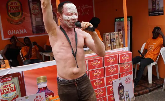 Mwanamziki kutoka Nigeria Lamoj, almaarufu kama pepo la Fela, anaimba wakati wa maonyesho ya biashara mjini Lagos Novemba 4, 2017. Lamoj anajiandaa kutoa kanda ya mziki inayoiga mtindo wa mwanamziki maarufu wa afrobeat aliyeaga dunia Fela Anikulakpo-Kuti.