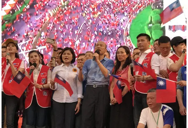 韓國瑜在6月造勢時氣勢仍如日中天，但近來根據各家民調，已有逐漸下滑趨勢