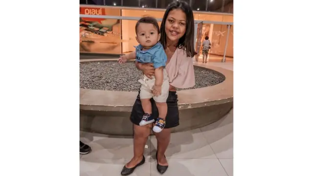 A influenciadora digital Rafaela da Conceição com o filho Lohan