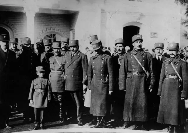 محمدرضا در دوران کودکی و در لباس نظامی در مراسم بازگشایی یک مدرسه نظامی در تهران