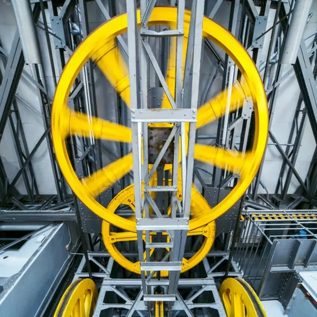 Mecanismo interno de un ascensor