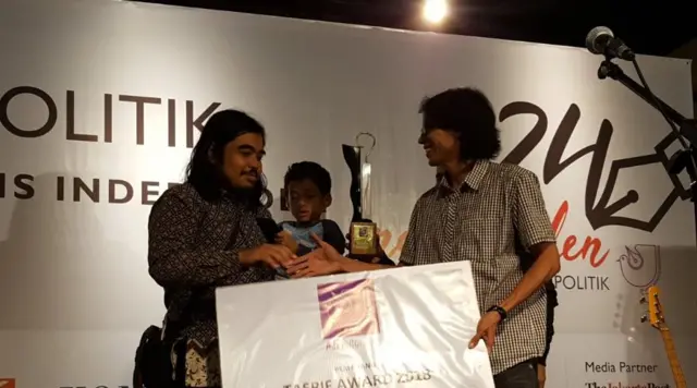 Septiaji Eko Nugroho alias Zek, Ketua Mafindo, menerima Tasrif Award dari Ketua Juri, Savic Ali.