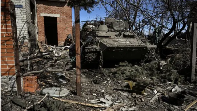 танк во дворе дома в Малой Рогани