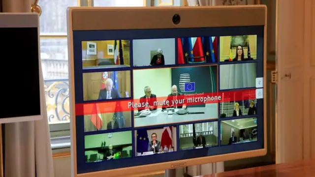 Надпись на экране: "Пожалуйста, выключите микрофон"