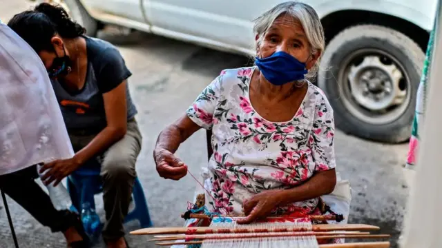 Mexicana tejiendo