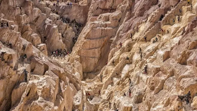 أشخاص في منطقة جبلية