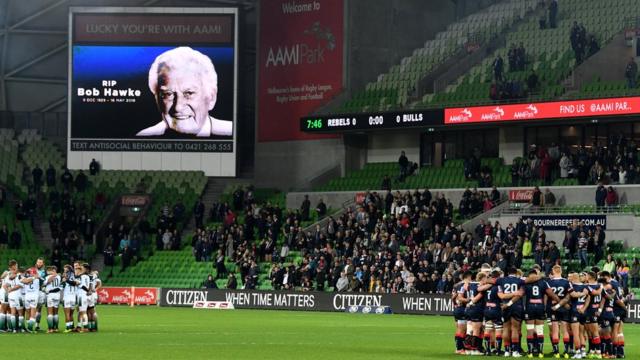 球员和观众在澳大利亚一场榄球赛前，为霍克默哀。