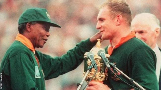 Nelson Mandela (1918-2013) a eu une influence considérable sur le sport en Afrique du Sud, après sa libération en 1990.