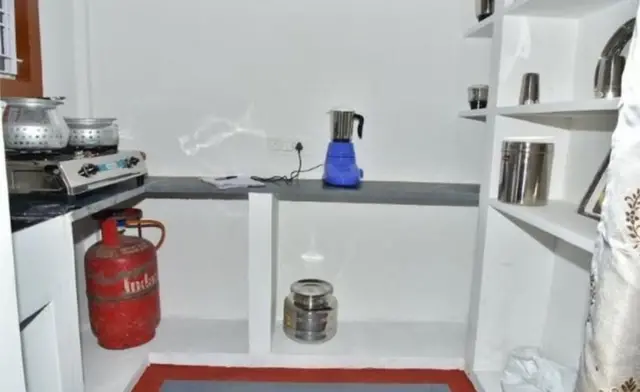 ఇళ్లు కట్టుకోవడానికి ప్రభుత్వం లబ్ధిదారులకు మూడు ఆప్షన్లు ఇచ్చింది.