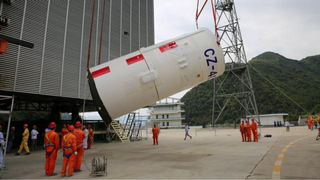 卫星发射前，西昌卫星发射中心进行运载火箭吊装