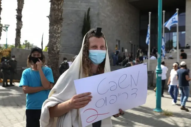 یهودیان راستگرای افراطی خارج از دادگاه خواهان آزادی امیرام بن یولیل شدند