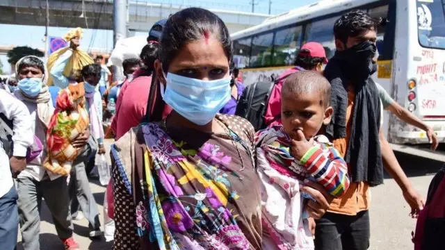 ቆልዓ ዝሓቖፈት ኣደ