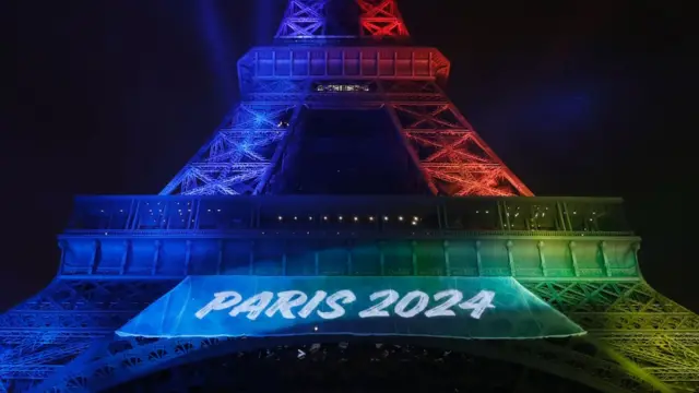 Torre Eiffel iluminada con el lema de París 2024