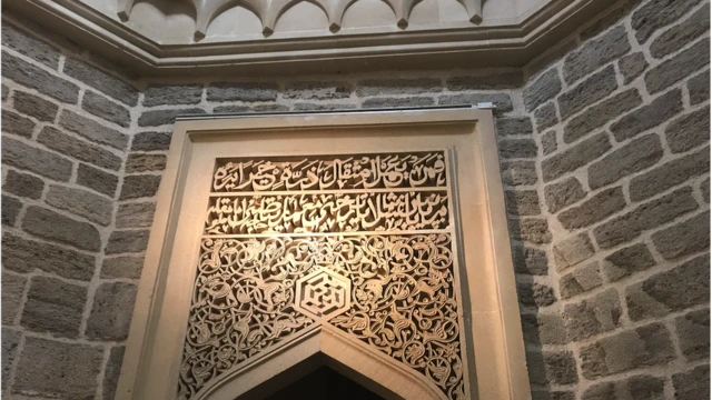 Köhnə daşların üstündən yeni örtük vurulub və yeni giriş tağ quraşdırılıb