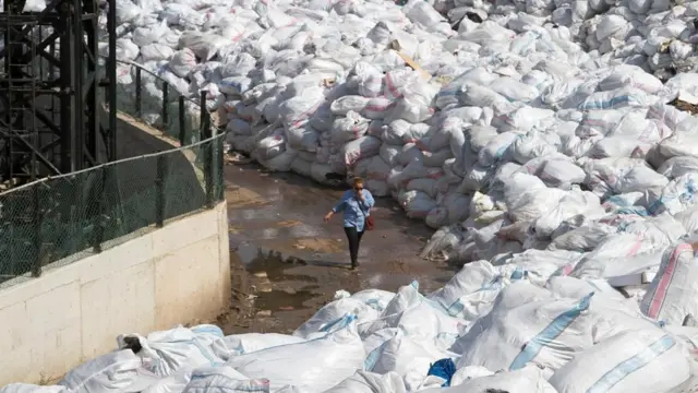 垃圾危机始于2015年，之后不久，一条垃圾河开始在贝鲁特郊区蜿蜒而下。
