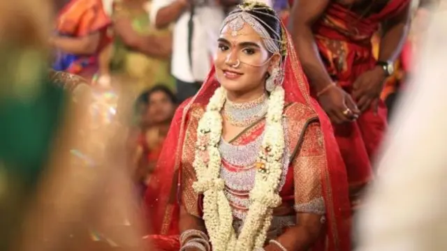 மணப்பெண்ணின் புடவை 170 மில்லியன் மதிப்பிலானது அவர் அணிந்திருக்கும் நகைகள் 900 மில்லியன் மதிப்பிலானது.