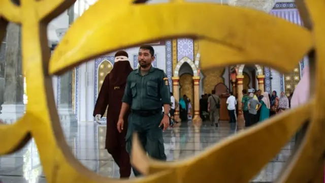 Aceh, qanun, cambuk, algojo