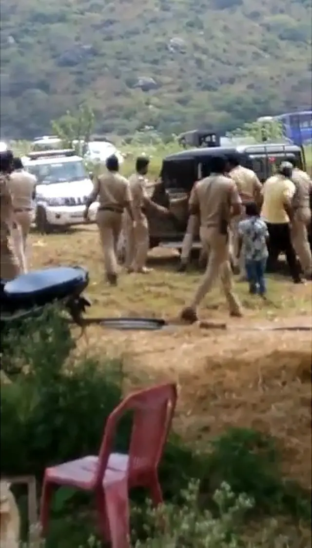 కోటయ్య మృతదేహాన్ని బొలెరో వాహనంలో ఎక్కిస్తున్న పోలీసులు