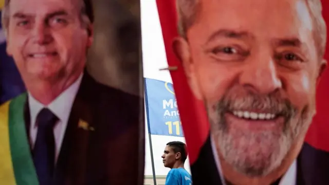 imagem mostra bandeiras com rostosbetnacional cash outBolsonaro e Lula lado a lado