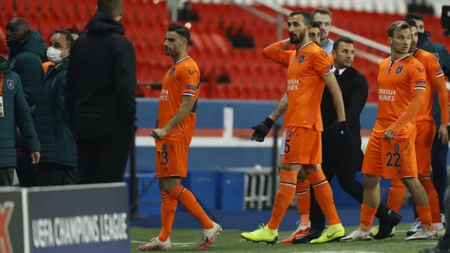 Футболисты покидают поле