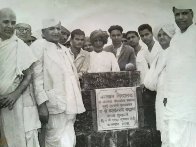 भगवानगडाचं उद्घाटन मुख्यमंत्री यशवंतराव चव्हाण यांच्या हस्ते झालं होतं.