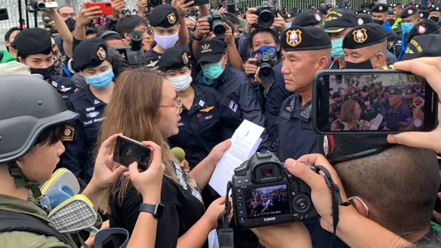 น.ส.ปนัสยา แกนนำแนวร่วมธรรมศาสตร์ฯ อ่านจดหมายเปิดผนึก