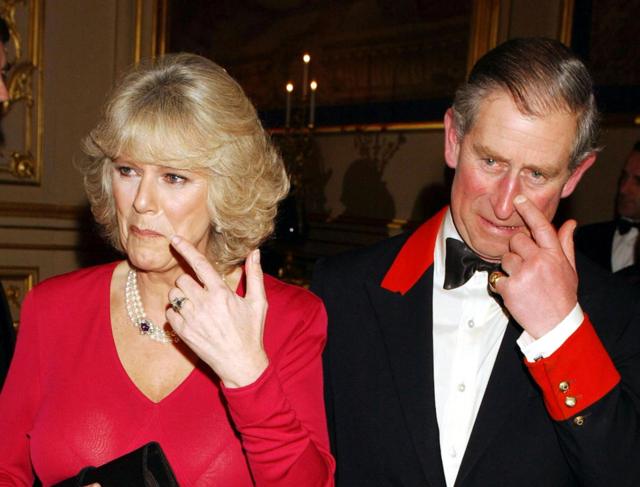 Rei Charles 3º e a rainha consorte chegam a uma festa no castelo de Windsor após anunciarem seu noivado em fevereiro de 2005