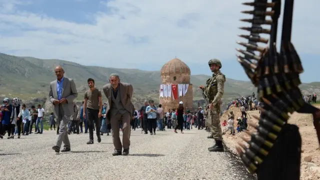 Zeynel Bey Türbesi'nin taşınmasını izleyen Hasankeyfliler.